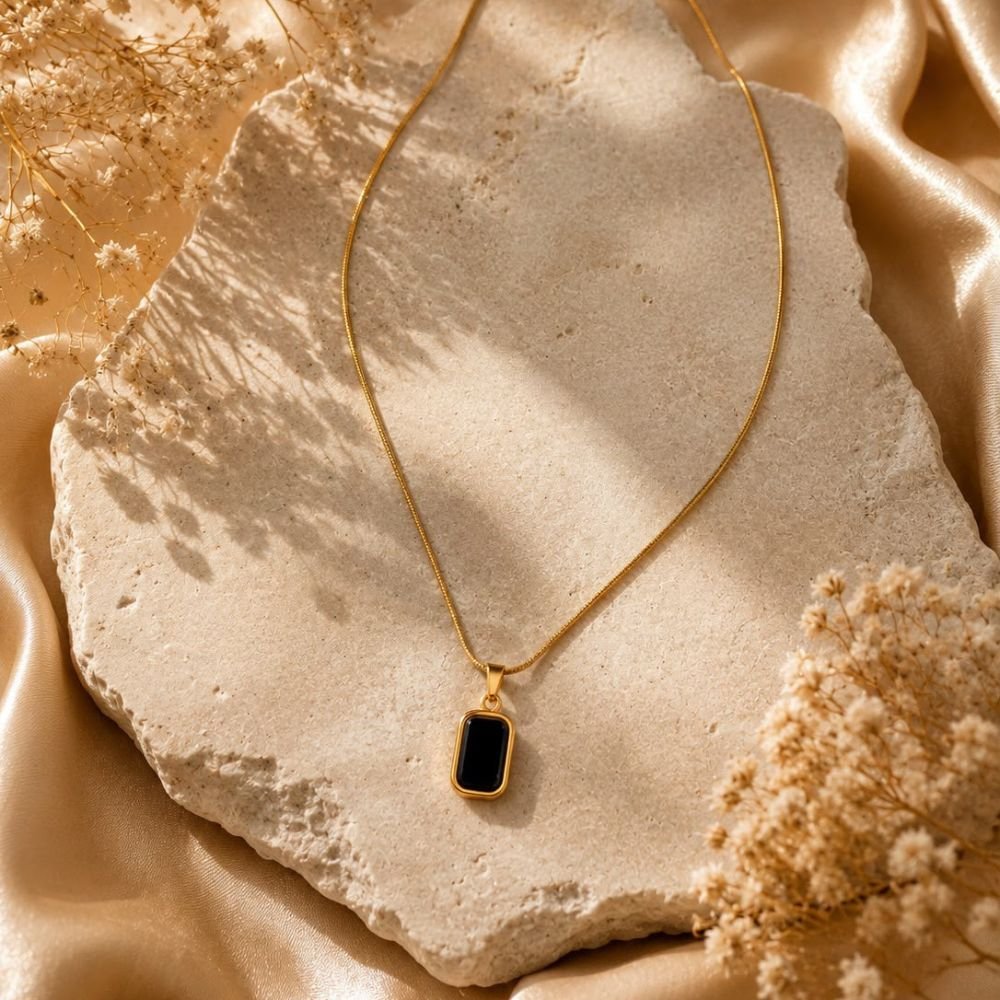 Nova Geometric Pendant Necklace (Black/white)